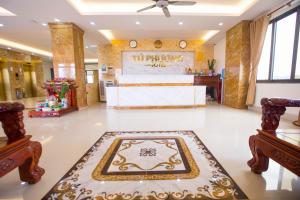 un vestíbulo con una alfombra en el suelo en Khách sạn Tú Phương - Hải Tiến en Thanh Hóa