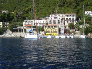 een groep boten is aangemeerd in een haven bij Apartments "Villa Mungos" Sobra in Sobra