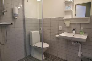 Koupelna v ubytování Hotell Munkeröd + 26 fotografií