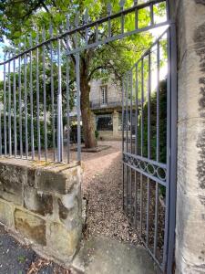 une porte en fer menant à une cour dans l'établissement Boulevard Jules Ferry, à Brive-la-Gaillarde