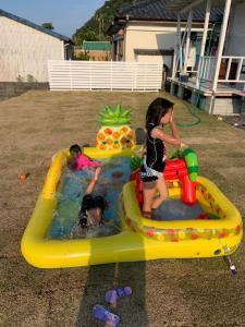 宮崎市にあるSHIRAHAMA BEACH GARDENの裏庭のプールで遊ぶ子供2名