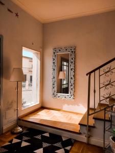 Habitación con espejo en la pared y escalera en Aquae Sinis Albergo Diffuso en Càbras
