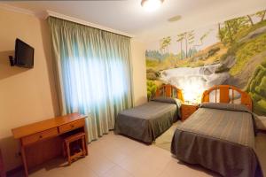 A bed or beds in a room at Hostal Restaurante Terra Chá