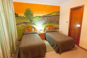 A bed or beds in a room at Hostal Restaurante Terra Chá