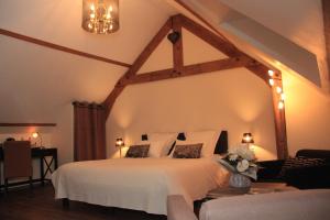 a bedroom with a large white bed in a room at Au Coeur Des Hôtes in Steenvoorde