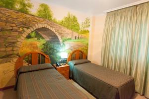 A bed or beds in a room at Hostal Restaurante Terra Chá