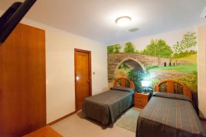 A bed or beds in a room at Hostal Restaurante Terra Chá
