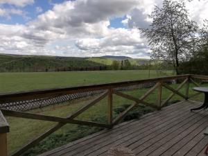 una terraza de madera con vistas a un campo en Auerberg Blick, en Hainfeld