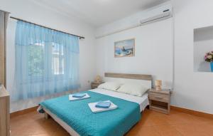 sypialnia z łóżkiem i dwoma ręcznikami na nim w obiekcie Apartments Stanko w Fažanie