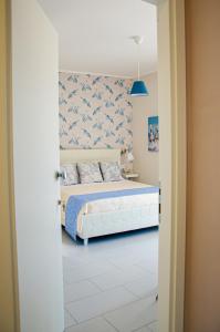 een slaapkamer met een bed en een blauwe muur bij La casa di paola in SantʼAntonio Abate