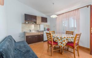 kuchnia i jadalnia ze stołem i krzesłami w obiekcie Apartments Stanko w Fažanie