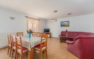 salon ze stołem i kanapą w obiekcie Apartments Stanko w Fažanie