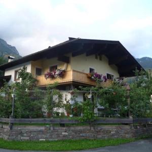 a house with flowers on the side of it at Wörter Marianne in Sankt Ulrich am Pillersee