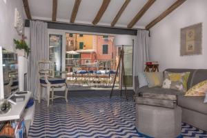 里奥马哲雷Ossi di Seppia的客厅里有一张沙发和一张桌子。