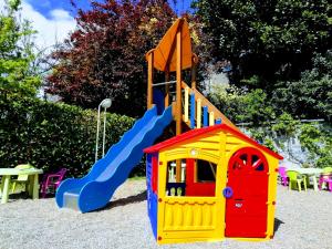 une aire de jeux avec un toboggan et une maison de jeux dans l'établissement Palazzo Pellanda, à Domodossola