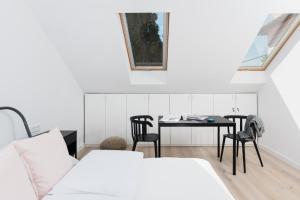 um quarto com duas camas e uma mesa com cadeiras em Chillax Apartments em Zator