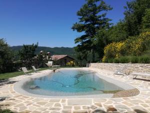 Bazén v ubytování Frigino Agriturismo nebo v jeho okolí
