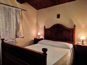 1 dormitorio con 1 cama y 2 lámparas en las mesas en Frigino Agriturismo, en Molino Abbadia