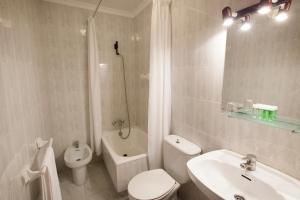 A bathroom at Hostal Restaurante Terra Chá