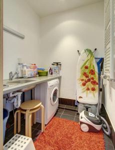 uma pequena cozinha com uma máquina de lavar roupa e um balcão em Helios apartment in Vilnius skyscraper em Vilnius
