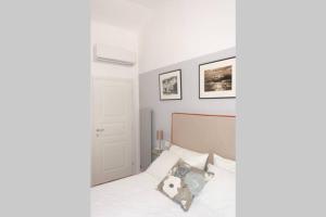里奧馬哲雷的住宿－Ossi di Seppia，卧室配有一张床,墙上挂有两张照片
