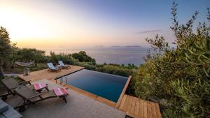 una piscina en una terraza con vistas al océano en Just be, en Piraino