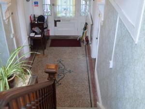 レッドルースにあるOwl Houseの階段と扉のある家の廊下