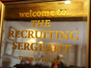 ein Schild in einem Fenster mit der Aufschrift „Willkommen beim Rekrutierungssergeant“ in der Unterkunft Recruiting Sergeant in Norwich