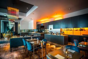 un restaurante con mesas y sillas y un bar en Derlon Hotel Maastricht en Maastricht