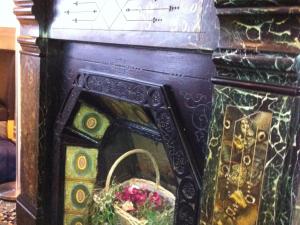 ウスターにあるShrubbery Guest Houseの花籠付きの暖炉画