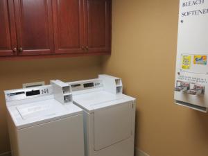 lavadero con lavadora y secadora en Wingate by Wyndham Savannah Gateway, en Savannah