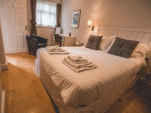 A bed or beds in a room at The Bewicke Arms 
