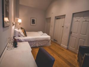 A bed or beds in a room at The Bewicke Arms 