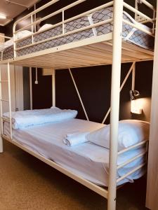 Двухъярусная кровать или двухъярусные кровати в номере Hostel Ovsyanka