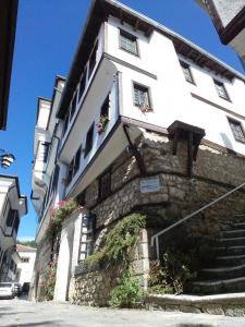 ein Gebäude mit Blumenkästen an der Seite in der Unterkunft Apartment CLIA in Ohrid