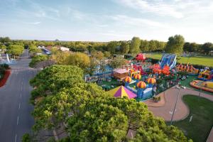 una vista aérea de un parque de atracciones en Casa mobile Gustocamp a Caorle, en Caorle