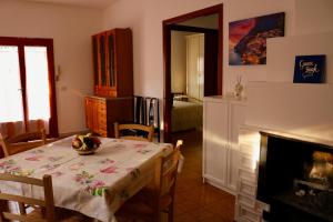 a dining room with a table and a fireplace at Il rifugio di Elena in Maiori