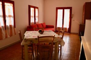 een woonkamer met een tafel en een rode bank bij Il rifugio di Elena in Maiori