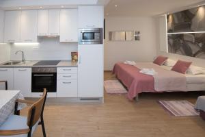 cocina y sala de estar con cama en Luxury Studio Apartment Honeymoon, en Split