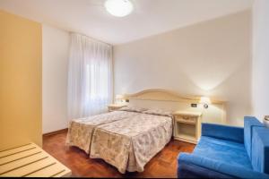 Un pat sau paturi într-o cameră la Appartamenti Mare Caorle