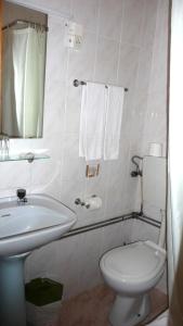 Kylpyhuone majoituspaikassa Hotel Larbelo