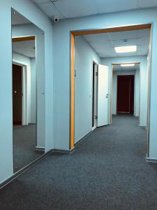 um corredor vazio de um edifício de escritórios com portas em Hostel Ovsyanka em Yuzhno-Sakhalinsk