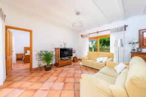 A television and/or entertainment centre at Ca Na Rosa