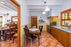 A kitchen or kitchenette at Ca Na Rosa