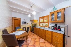 A kitchen or kitchenette at Ca Na Rosa