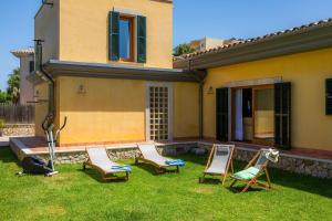 A garden outside Ca Na Rosa