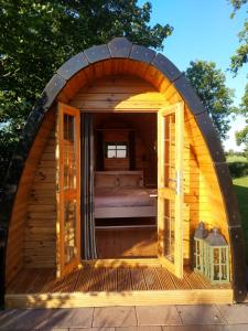 uma grande casa iglu de madeira com uma cama em Weids Zicht BB Weidszicht em Doezum
