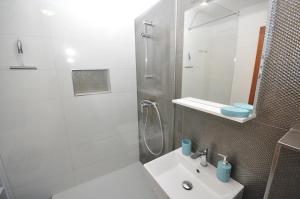 Koupelna v ubytování LUXURY APARTMENT KALA 2