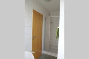 Bilik mandi di Freundlich helles Appartment +4 gambar