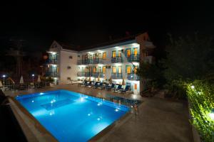Bazén v ubytování Mavi Yaprak Hotel nebo v jeho okolí